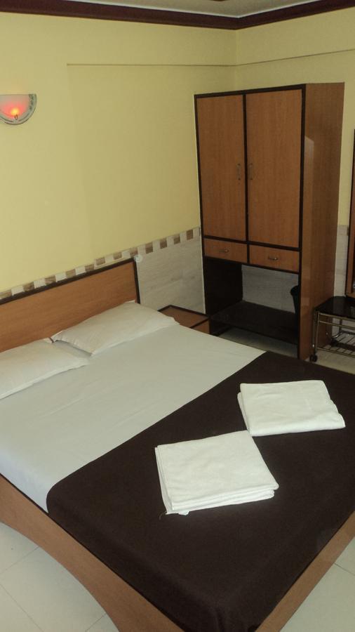 Girija Payyade Hotel Kalyān Exteriör bild