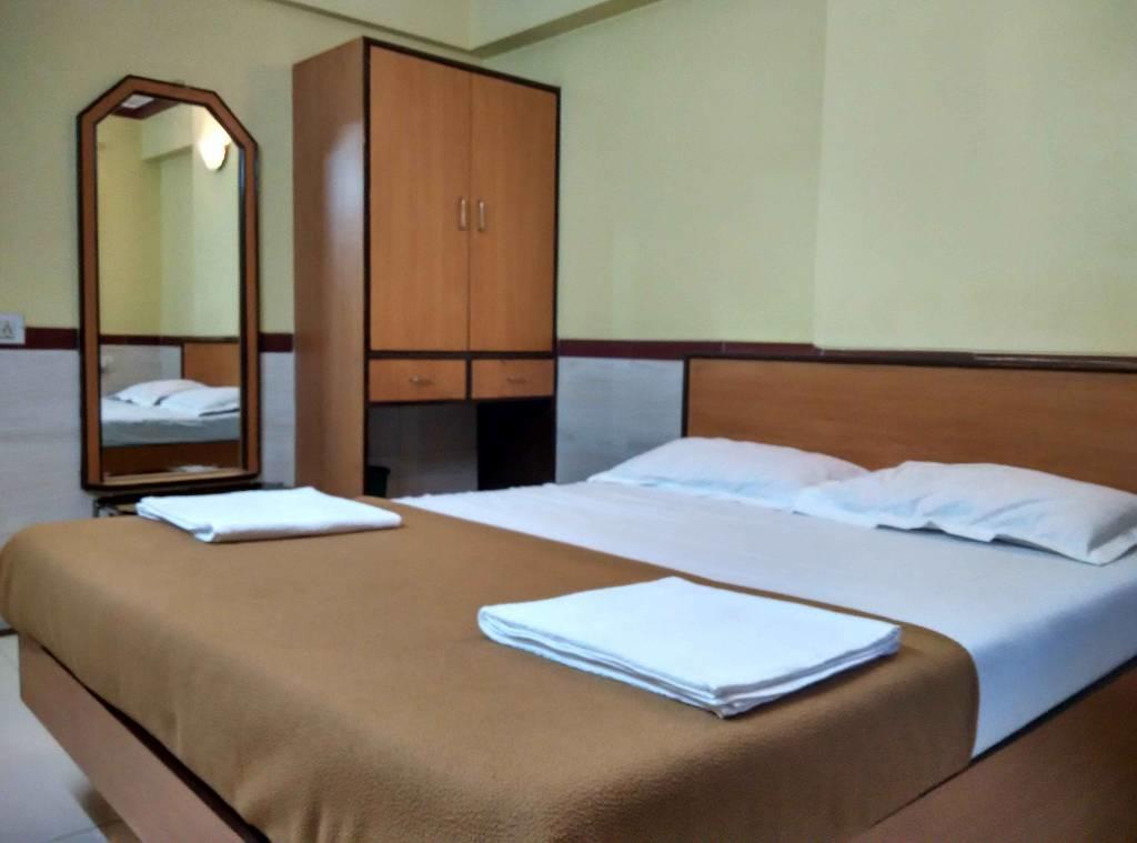 Girija Payyade Hotel Kalyān Exteriör bild