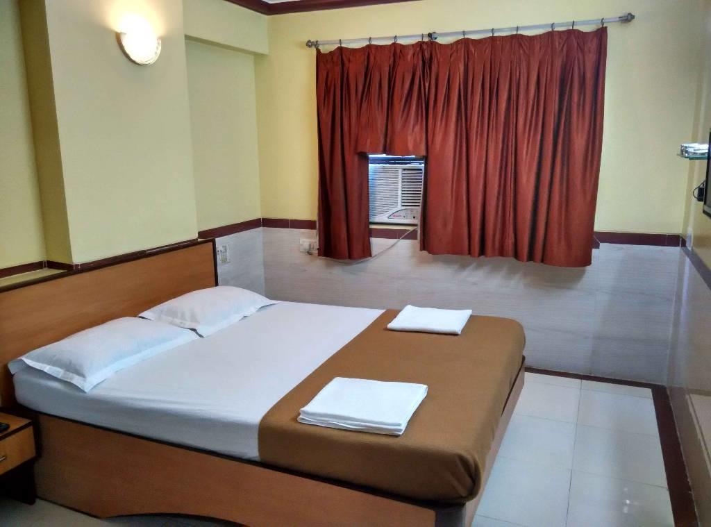 Girija Payyade Hotel Kalyān Exteriör bild