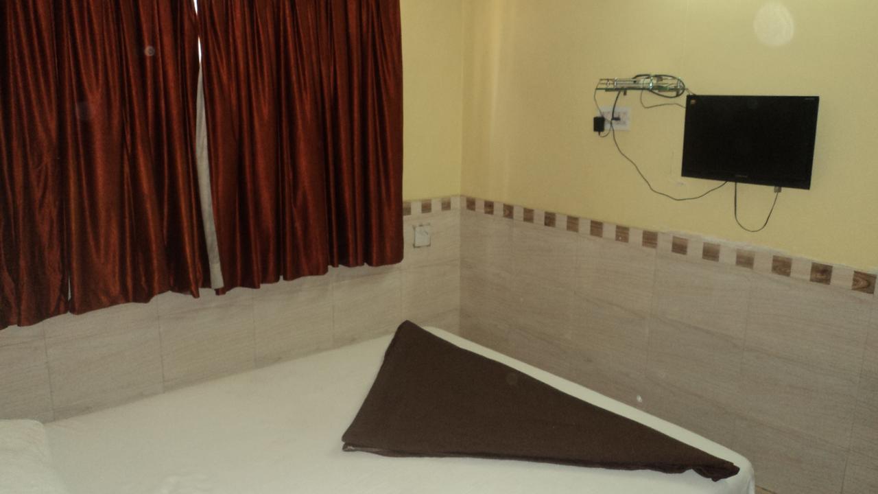 Girija Payyade Hotel Kalyān Exteriör bild