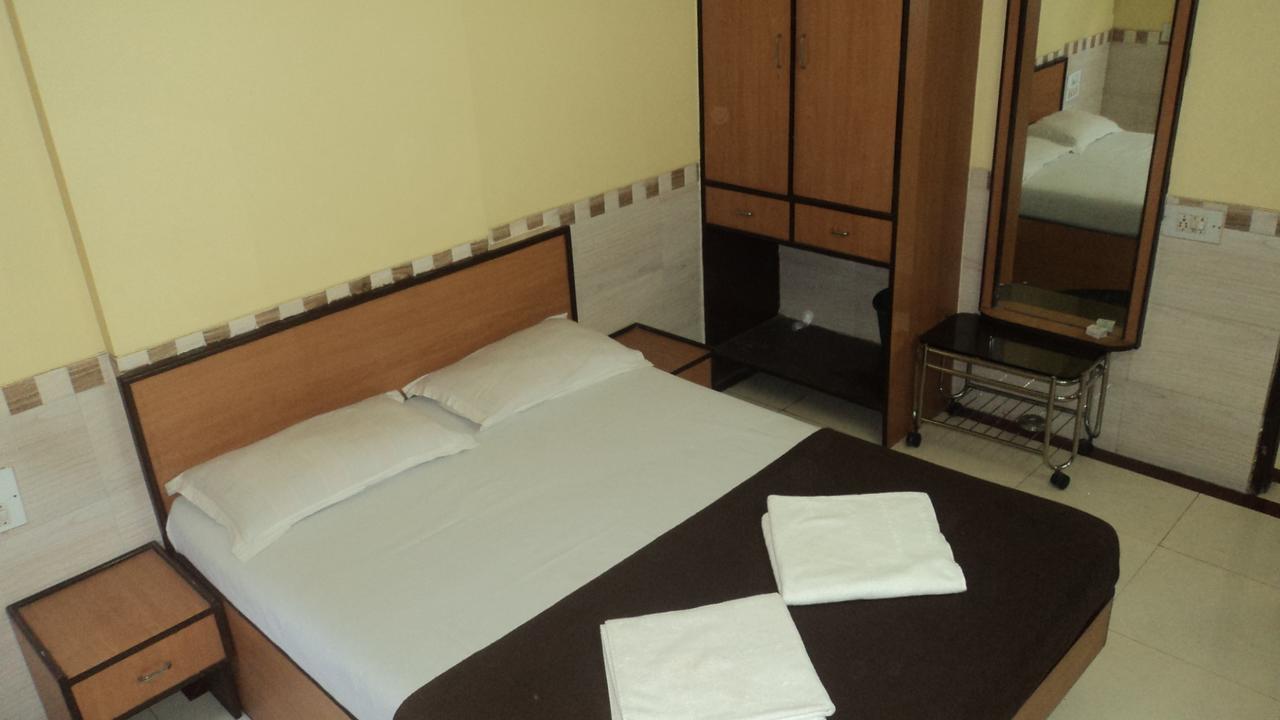 Girija Payyade Hotel Kalyān Exteriör bild
