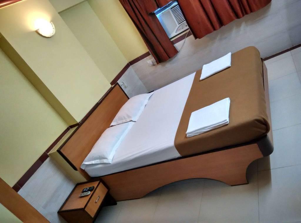 Girija Payyade Hotel Kalyān Exteriör bild