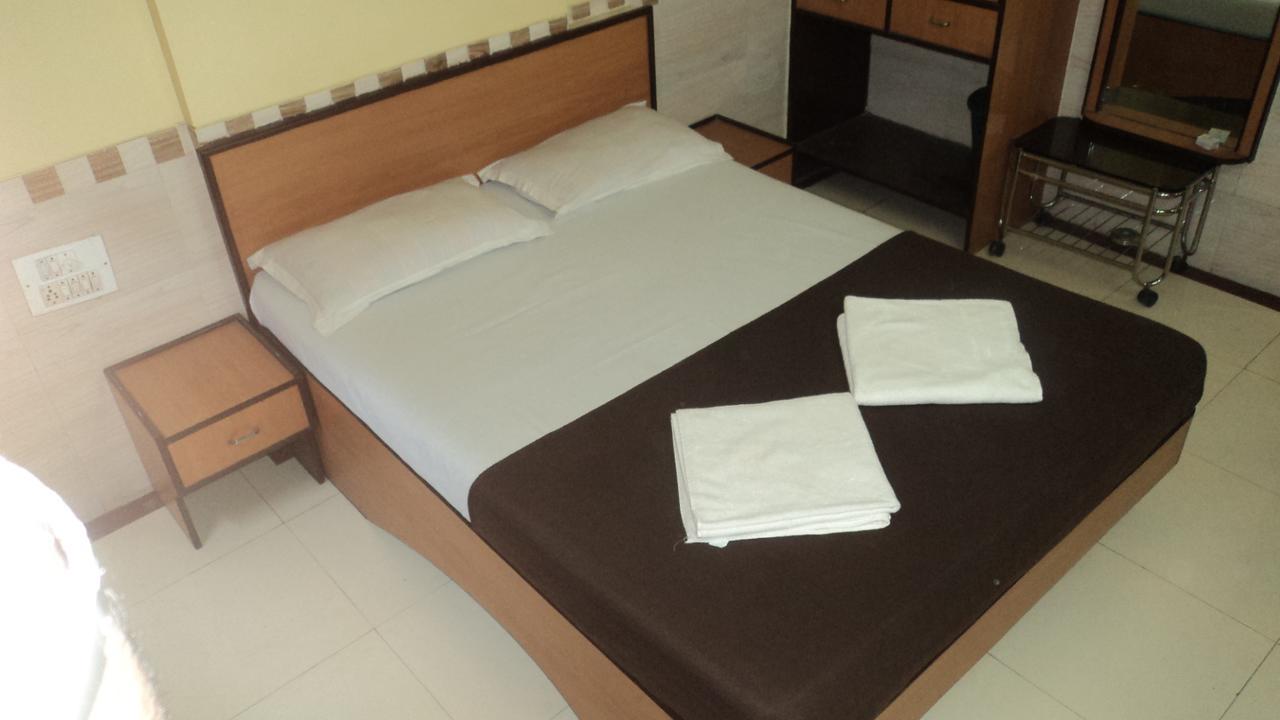 Girija Payyade Hotel Kalyān Exteriör bild