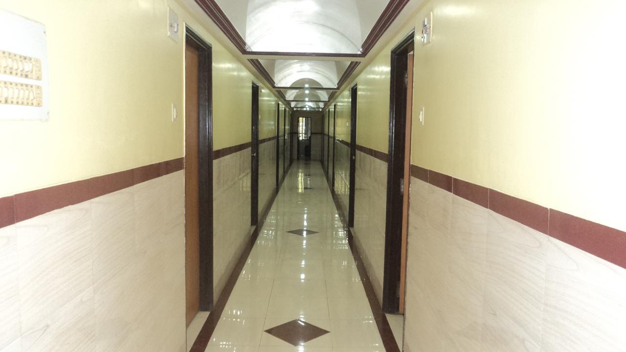 Girija Payyade Hotel Kalyān Exteriör bild